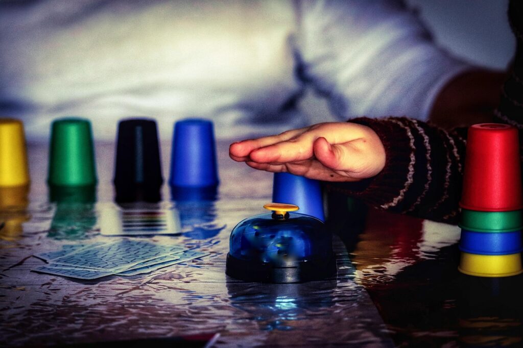 Dete kao programer daje instrukcije drugom detetu robotu u sobi, uvodeći sekvence i logiku kodiranja