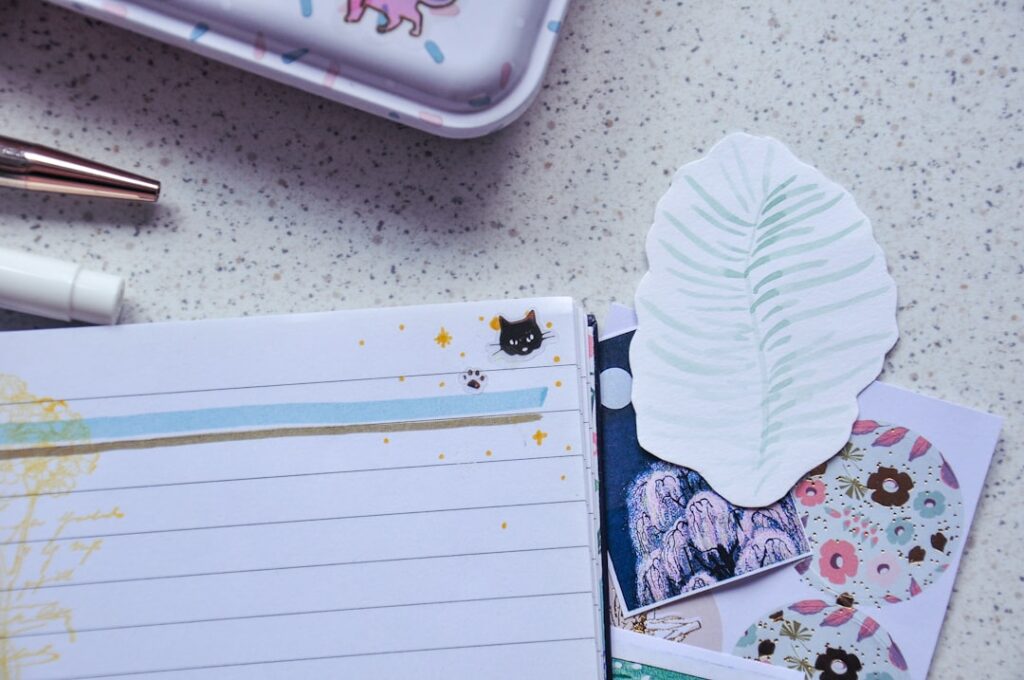 Dete crta u dnevniku zahvalnosti sa roditeljima, praktičan korak za vaspitanje srećnog i empatičnog deteta