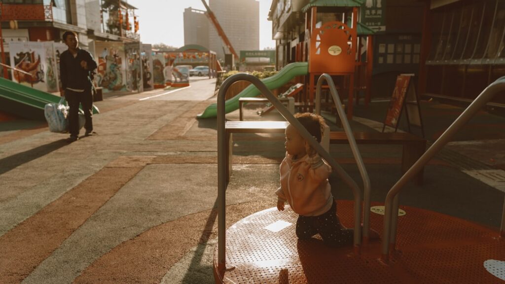 Malo dete preliva vodu iz vrča u Montessori vežbi za fino motoričko umeće i koncentraciju