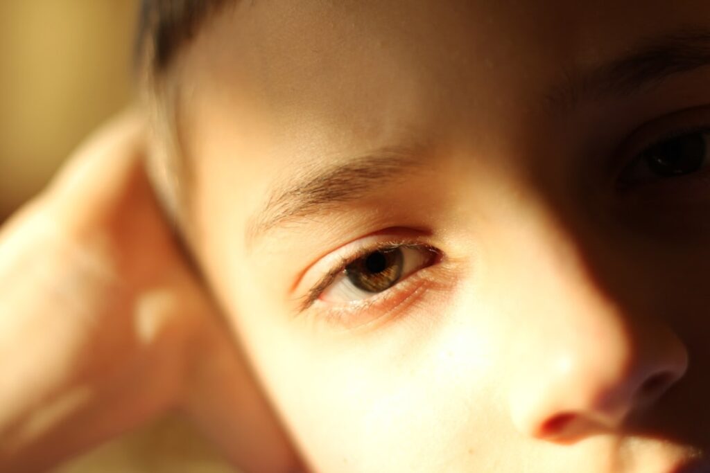 Dete trlja oči zbog svraba od alergijskog rinitisa, simptomi kod dece u sezoni cvetanja trava