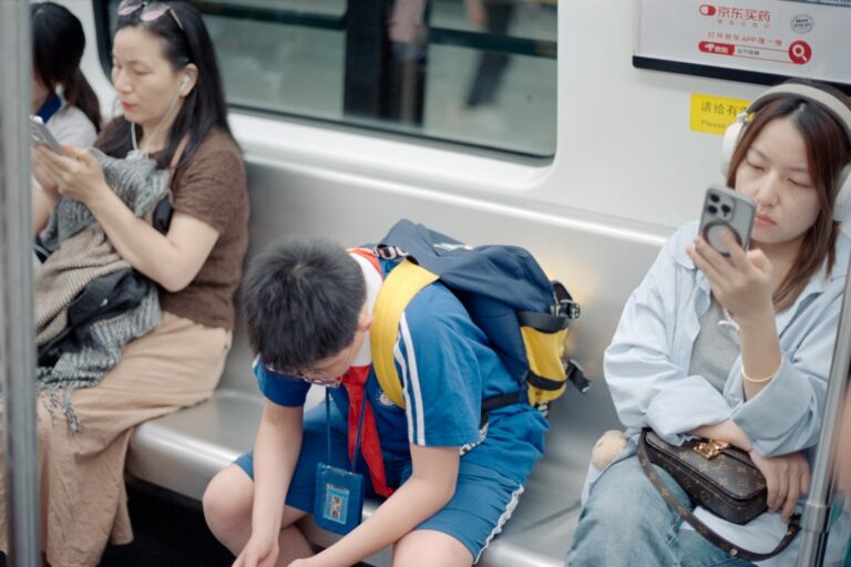 Roditelj utešava dete sa upornim kašljem i otežanim disanjem, prvi znakovi astme kod dece