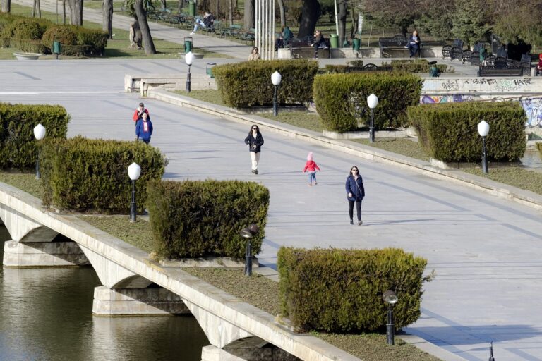 Dete zaliva biljku u dečjoj sobi sa toplim prirodnim svetlom, razvijajući odgovornost i empatiju kroz brigu