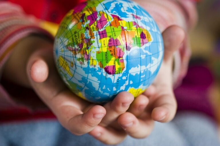 Dete sa roditeljem istražuje globus u toploj kućnoj igri geografije za decu