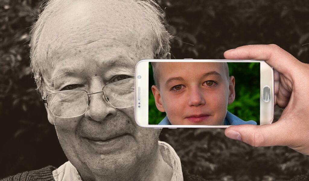 Detalji dečijih ruku na smartphone-u signalizirajući crvene zastavice grooming poruka predatora