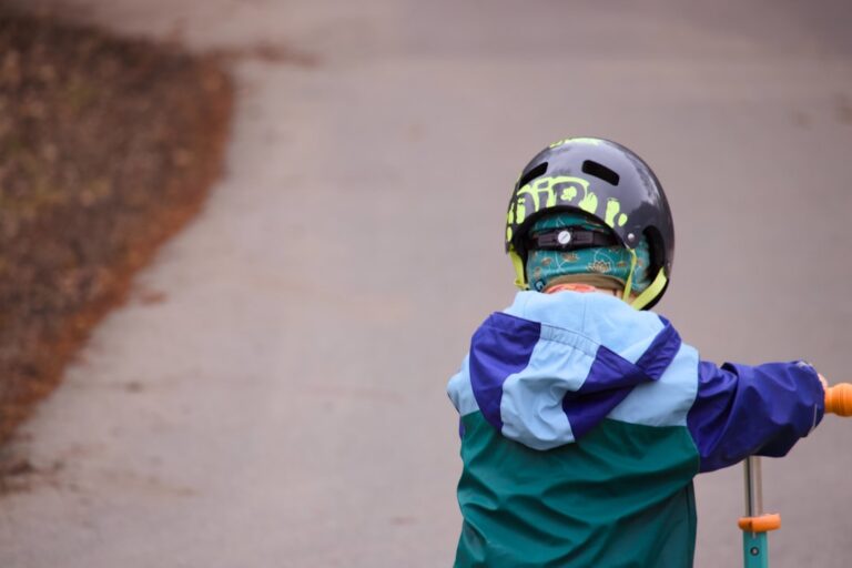 Deca vežbaju grubu motoriku na stazi od krep trake u dnevnoj sobi sa toplim osvetljenjem