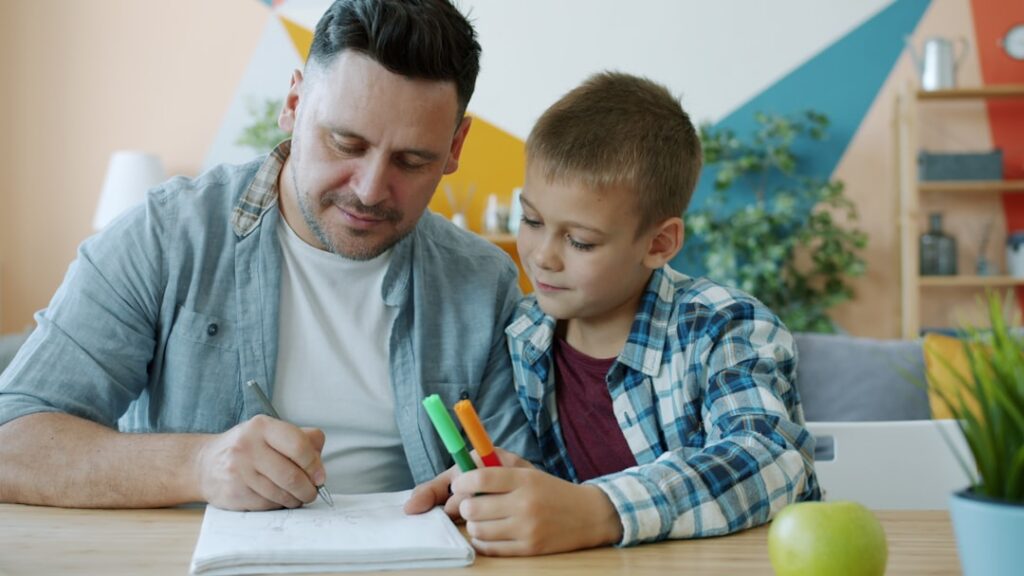 Fokusirani roditelj na urednom radnom stolu poboljšava koncentraciju i kreativnost prema istraživanjima